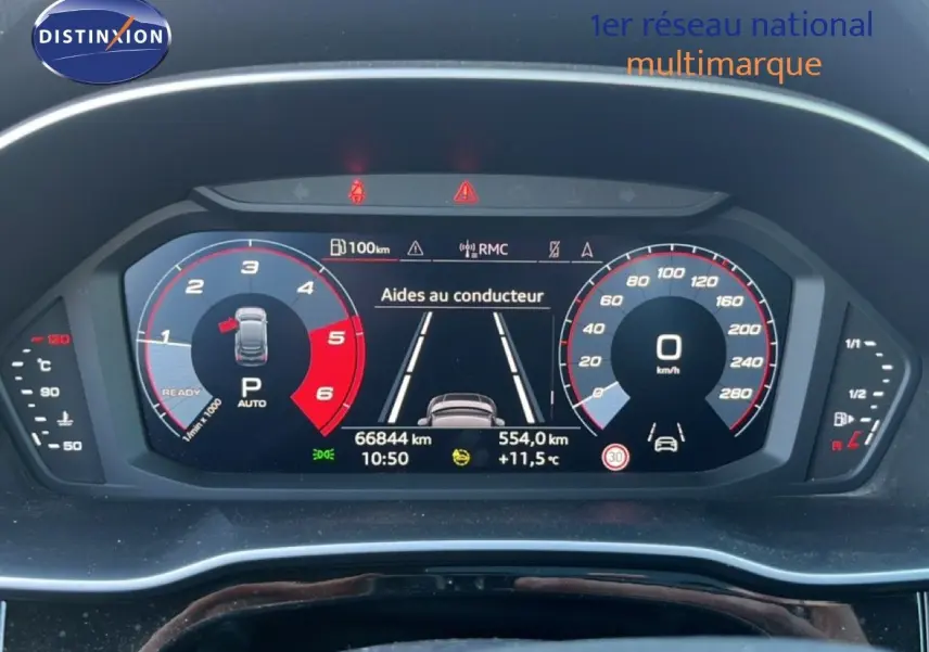Vue rapprochée du tableau de bord numérique de l'Audi Q3 Sportback 35 2.0 TDI noir mythic, affichant les aides au conducteur.