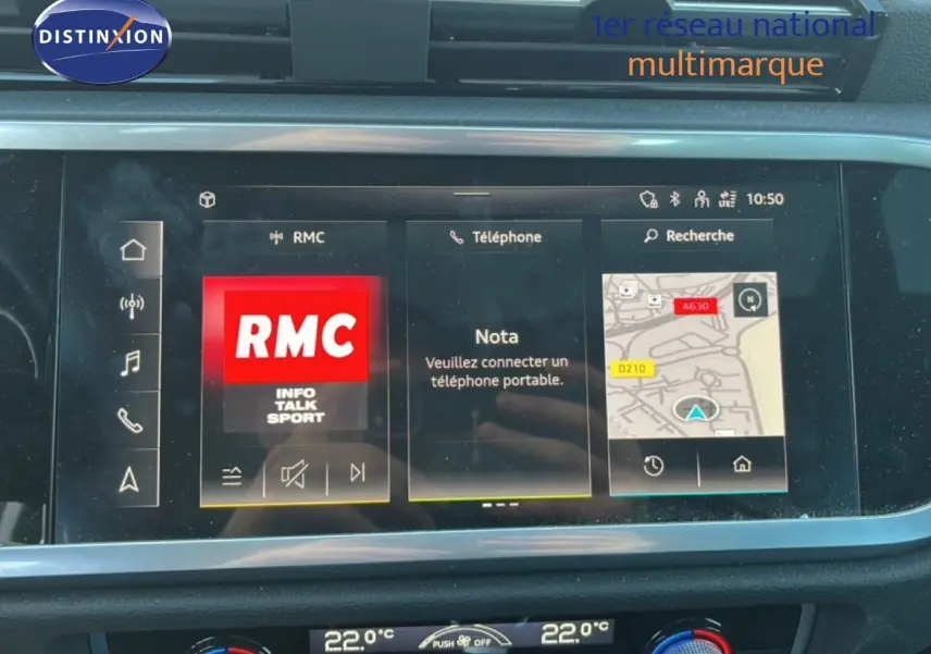 Écran tactile central de l'Audi Q3 Sportback 2022 affichant radio, téléphone et navigation, intérieur noir.