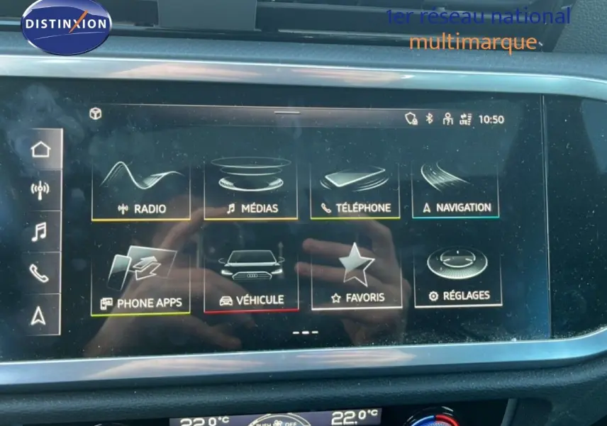 Écran tactile central de l'Audi Q3 Sportback 2022 affichant les menus multimédias et réglages, intérieur moderne en noir.