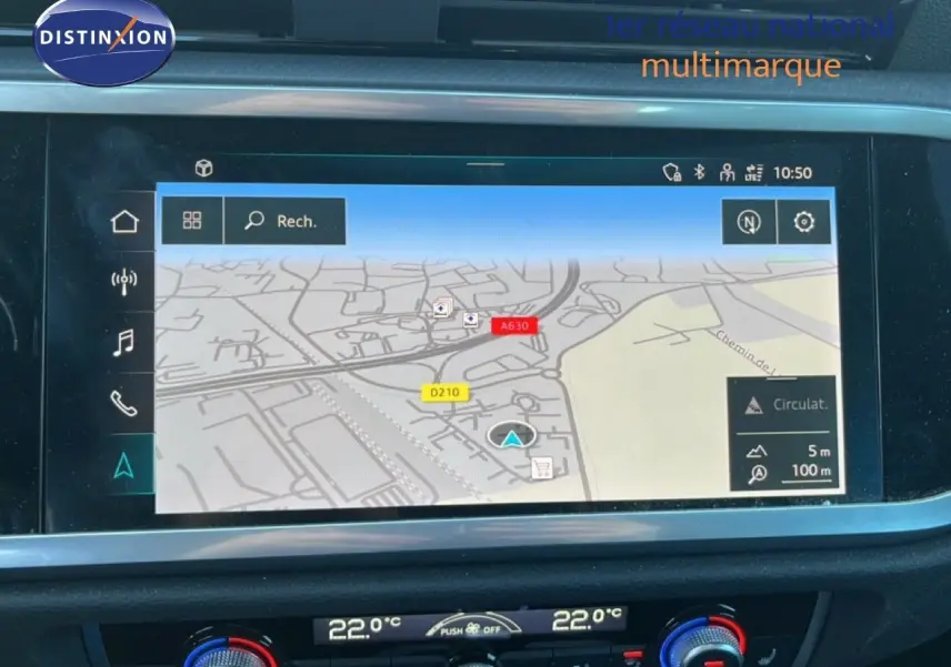 Vue intérieure sur l’écran central du GPS du tableau de bord de l’Audi Q3 Sportback noir mythic 2022.