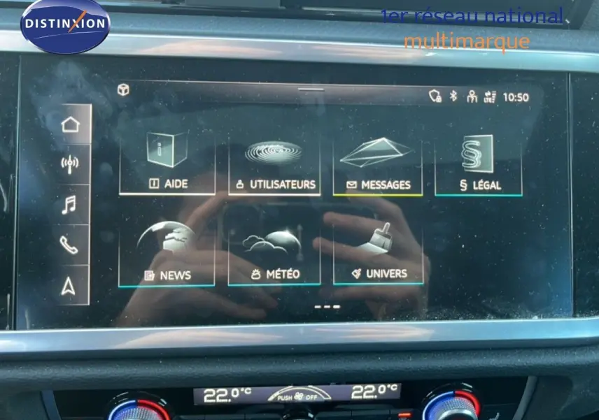 Écran tactile intérieur de l’Audi Q3 Sportback 2022 noir mythic, affichant le menu principal multimédia et climatisation à 22°C.