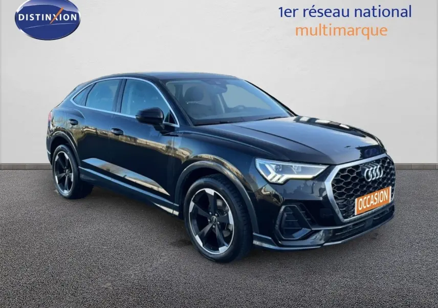 Audi Q3 Sportback noir mythic en 3/4 avant droit, mettant en valeur sa calandre hexagonale et ses jantes noires distinctives.