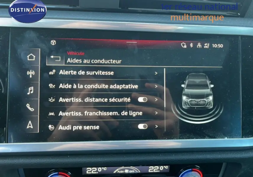 Écran central intérieur affichant les aides à la conduite de l'Audi Q3 Sportback 35 2.0 TDI 2022 en noir mythic.