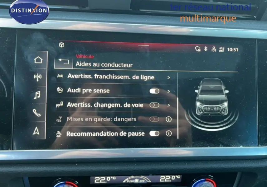 Écran tactile intérieur affichant les aides à la conduite du Audi Q3 Sportback noir mythic, vue de face du tableau de bord.