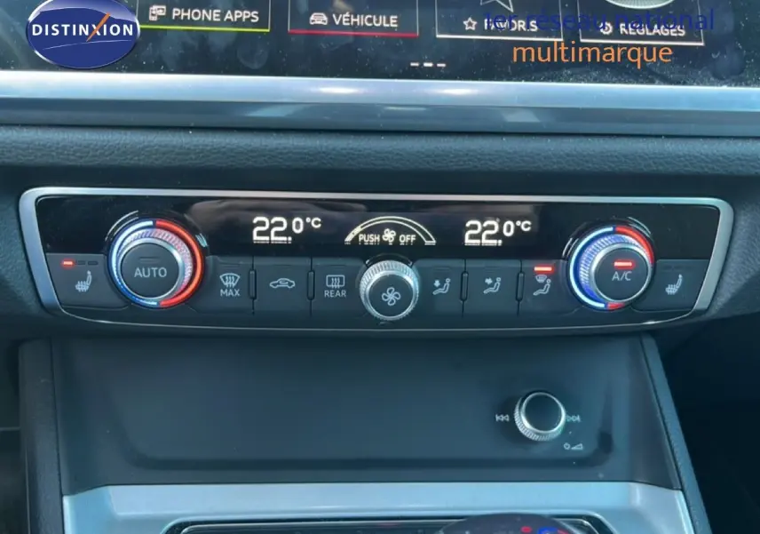 Tableau de bord de l'Audi Q3 Sportback 35 TDI 2022 montrant la console de climatisation digitale avec réglages à 22°C.