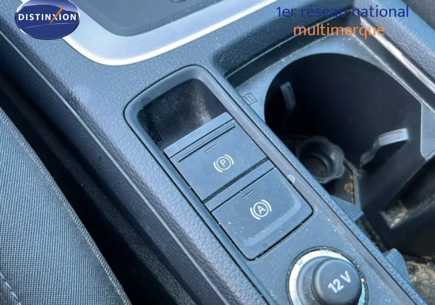 Gros plan sur la console centrale de l’Audi Q3 Sportback noir mythic, montrant les commandes de frein à main et prise 12V.