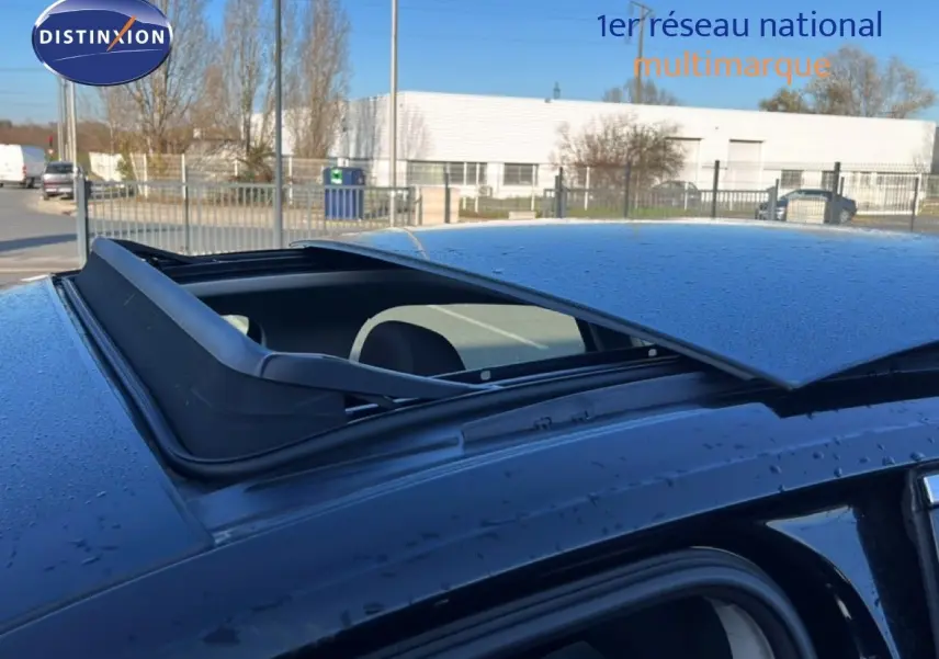 Toit ouvrant panoramique ouvert sur le dessus d’un Audi Q3 Sportback noir mythic, vue rapprochée en extérieur.