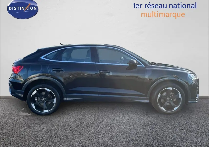 Audi Q3 Sportback noir mythic en profil droit, soulignant ses jantes noires et lignes élégantes de 2022.