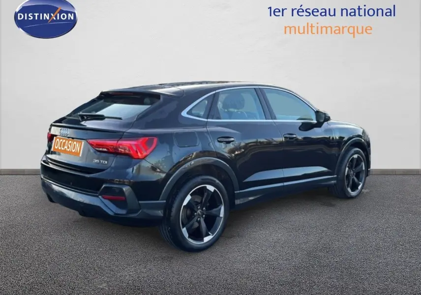 Audi Q3 Sportback noir mythic vue 3/4 arrière droit, soulignant ses jantes noires et lignes dynamiques.
