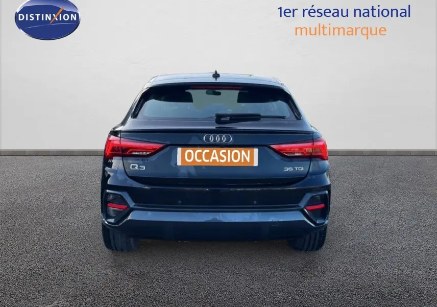 Vue arrière d'un Audi Q3 Sportback noir mythic 2022 avec feux LED et logo distinctif au centre.