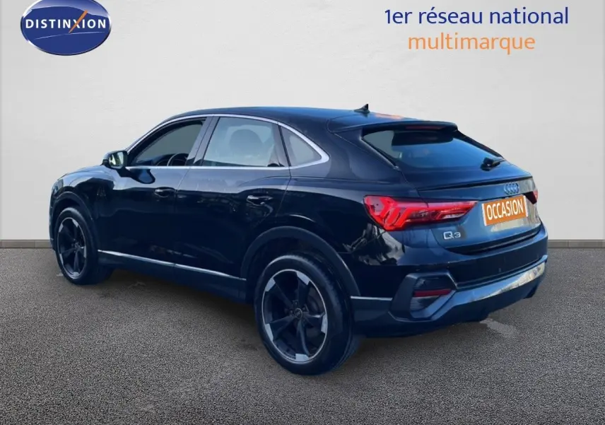Audi Q3 Sportback noir mythic en 3/4 arrière droit, mettant en valeur ses jantes noires et ses feux LED distinctifs.