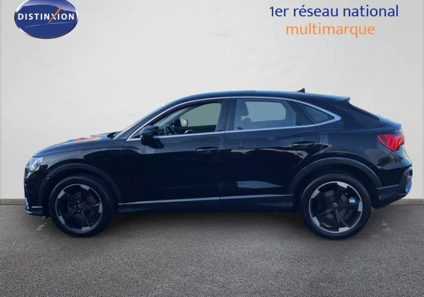 Audi Q3 Sportback noir mythic vu de profil côté gauche, soulignant ses jantes noires et sa silhouette dynamique.