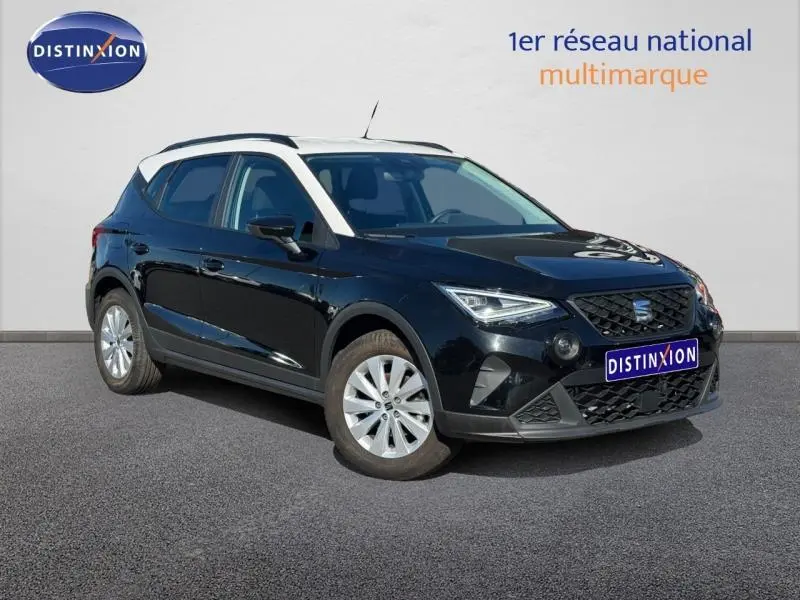SEAT Arona 2025 noir Minuit Métal avec toit blanc Candy, vue 3/4 avant mettant en valeur ses jantes alu et calandre.
