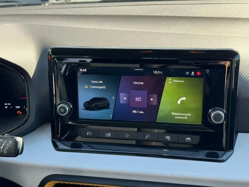 Écran tactile central du tableau de bord du SEAT Arona 2025, affichant radio FM/DAB et téléphone non connecté.