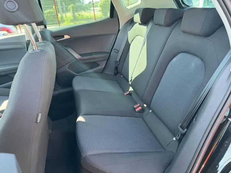 Vue intérieure côté droit des sièges arrière en tissu gris de la SEAT Arona 2025, version Style Business.