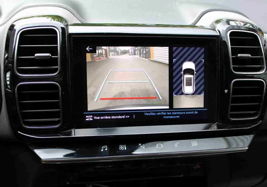 Écran tactile intérieur du Citroën C5 Aircross 2020 montrant la caméra de recul et l'affichage d'aide au stationnement.