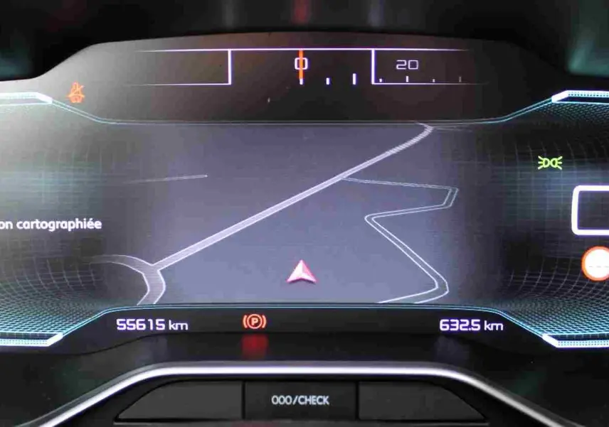Affichage numérique du tableau de bord du Citroën C5 Aircross 2020 montrant la navigation et les indicateurs de vitesse et carburant.