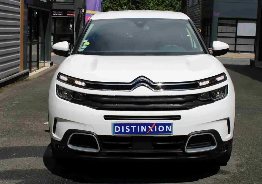 Vue de face d'un Citroën C5 Aircross blanc 2020 avec calandre noire et plaque d'immatriculation Distinxion.