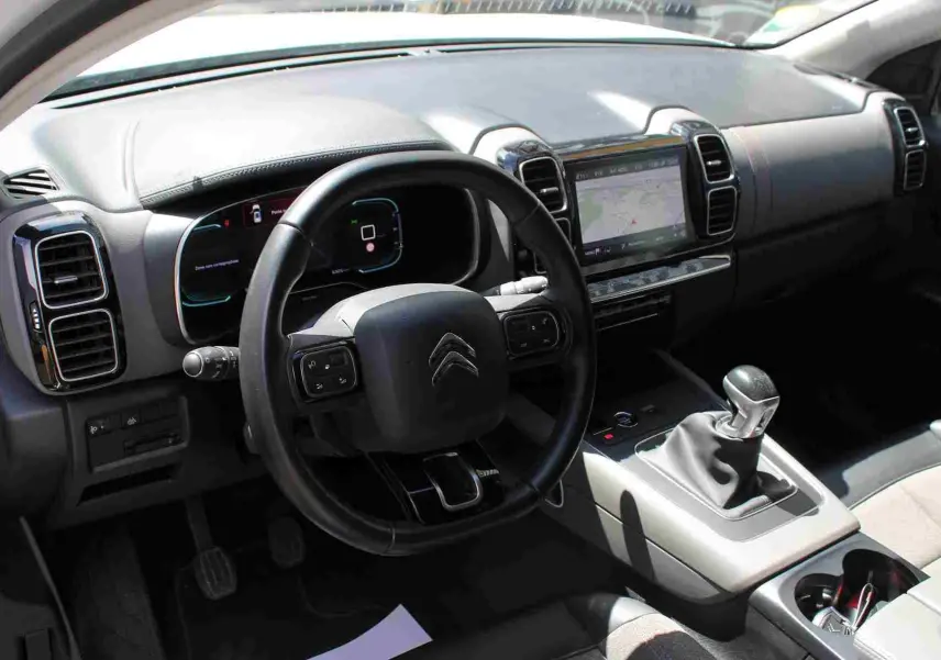 Vue intérieure côté conducteur du tableau de bord et console centrale du Citroën C5 Aircross Shine 2020 avec boîte manuelle.