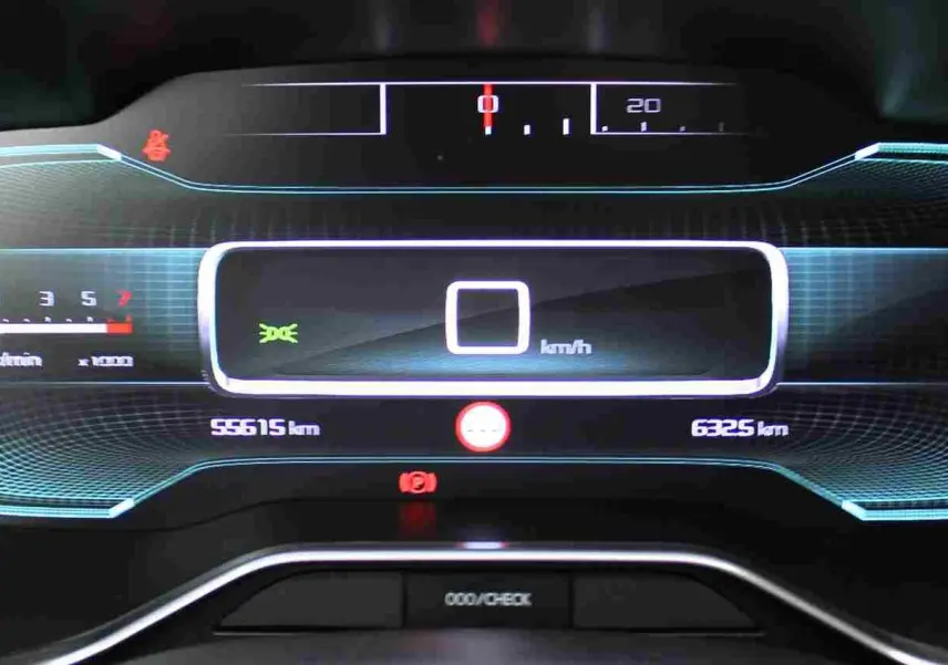 Tableau de bord numérique du Citroën C5 Aircross blanc 2020, affichage digital moderne avec compteur de vitesse à 0 km/h.