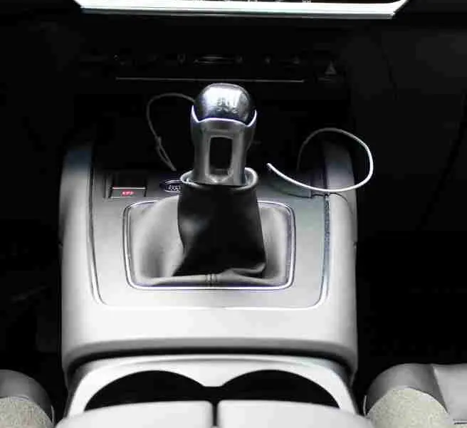 Vue rapprochée de la console centrale du Citroën C5 Aircross blanc, avec levier de vitesse manuel et écran tactile multimédia.