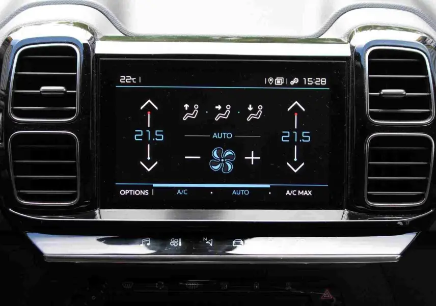 Vue frontale du tableau de bord noir du Citroën C5 Aircross blanc 2020 avec écran tactile de climatisation digitale.