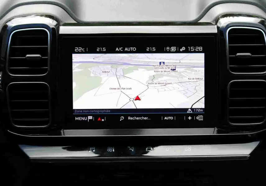 Vue rapprochée de l’écran tactile central du tableau de bord du Citroën C5 Aircross blanc avec navigation affichée.