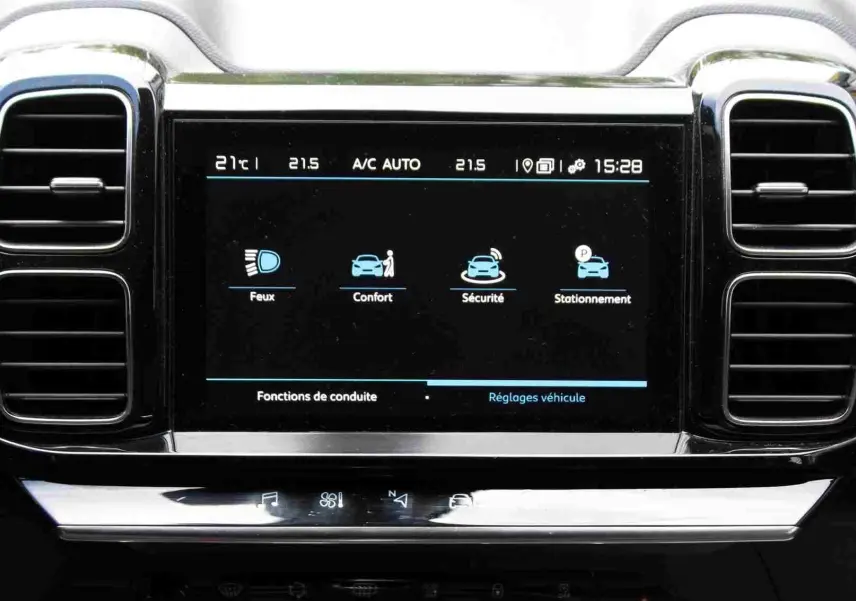 Écran tactile central du tableau de bord de la Citroën C5 Aircross blanc, affichant les réglages de conduite.