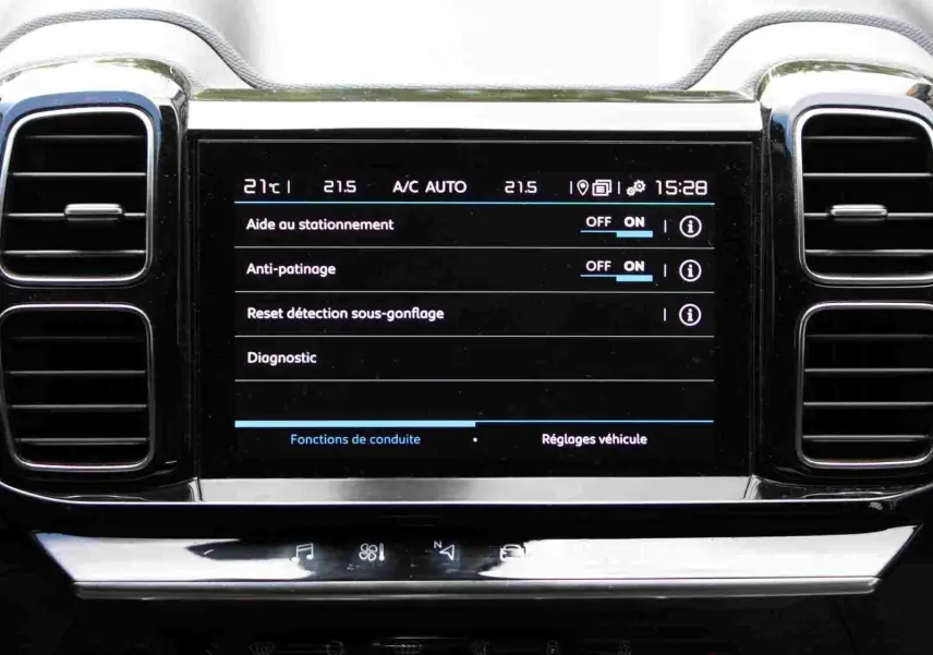 Écran tactile central du tableau de bord du Citroën C5 Aircross Shine 2020, affichant les réglages d'aide à la conduite.