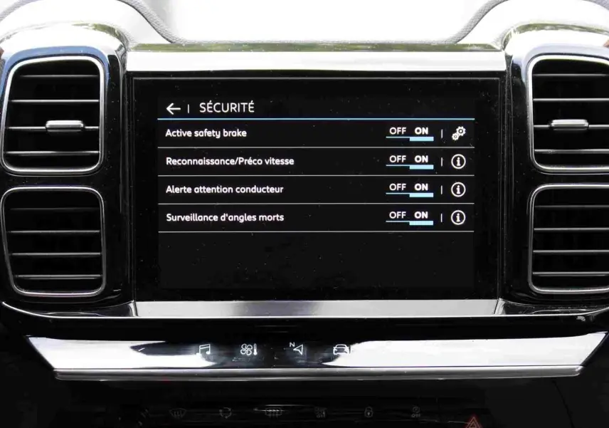 Écran central tactile du tableau de bord du Citroën C5 Aircross Shine 2020 affichant les options de sécurité.