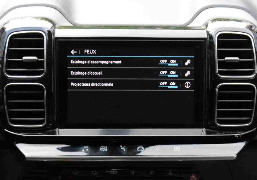 Écran tactile central du tableau de bord du Citroën C5 Aircross Shine 2020, affichant les réglages des feux.