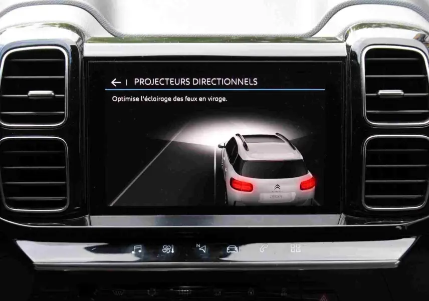 Écran central du tableau de bord montrant l'interface des projecteurs directionnels du Citroën C5 Aircross blanc.