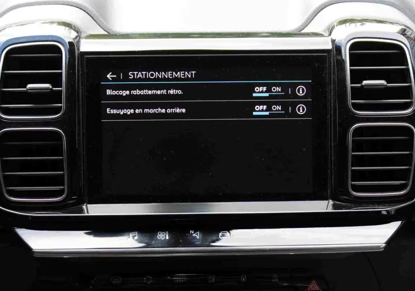 Écran central tactile du tableau de bord du Citroën C5 Aircross Shine 2020, affichant les réglages de stationnement.