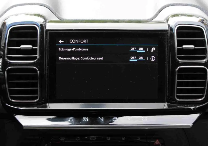 Écran tactile central du tableau de bord du Citroën C5 Aircross blanc, avec commandes d’ambiance et déverrouillage.
