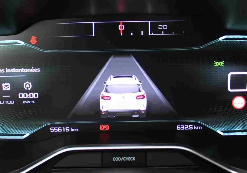 Vue du tableau de bord numérique du Citroën C5 Aircross blanc, affichant la voiture vue de dos et les informations instantanées.
