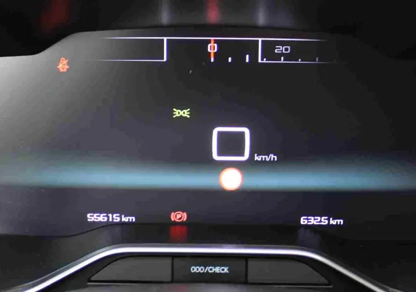 Tableau de bord numérique du Citroën C5 Aircross 2020 affichant 0 km/h et 55 615 km au compteur, avec voyants allumés.