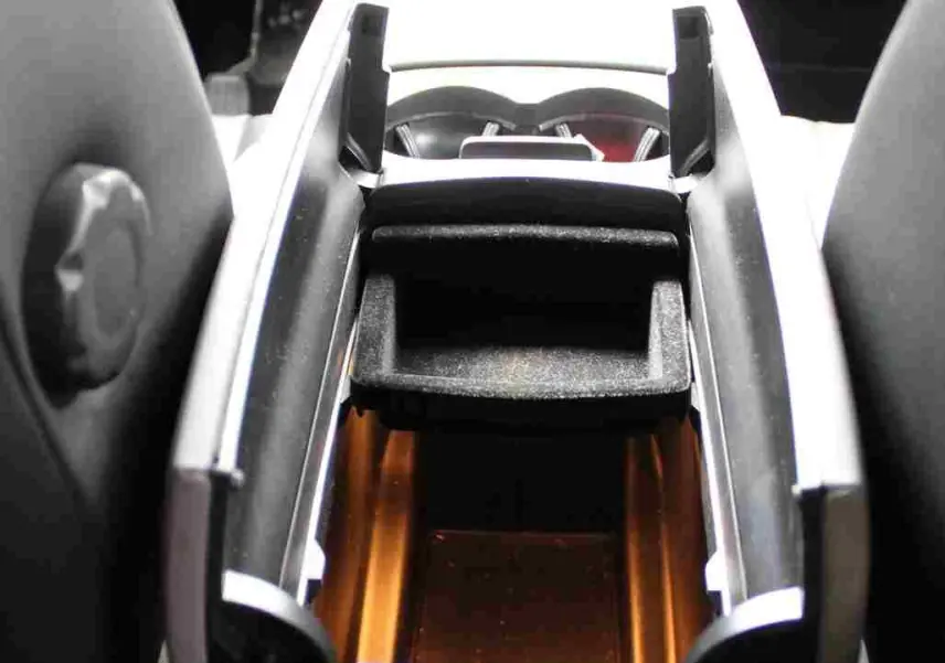 Vue rapprochée de la console centrale ouverte du Citroën C5 Aircross blanc, mettant en valeur le rangement intérieur et le levier de vitesse.