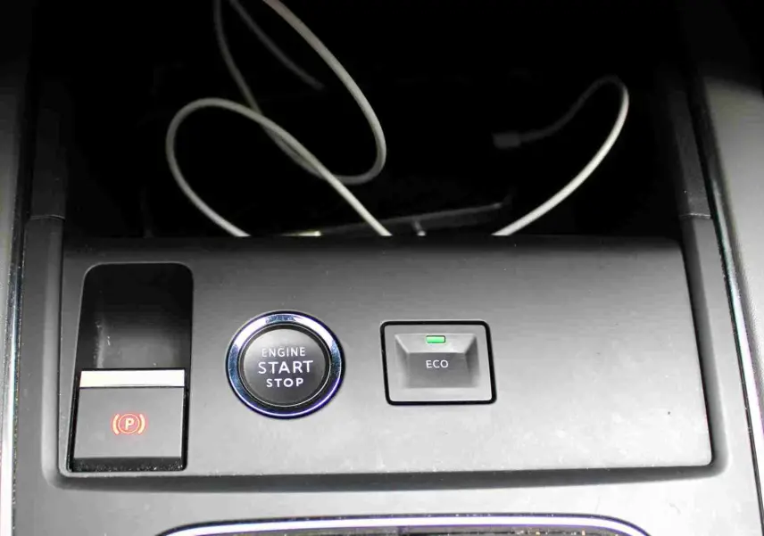 Gros plan sur la console centrale du Citroën C5 Aircross blanc, avec bouton start/stop, mode ECO et frein à main électronique.