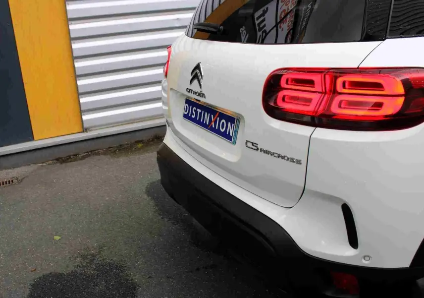 Vue arrière droite d'un Citroën C5 Aircross blanc 2020 avec feux LED et attelage visible.
