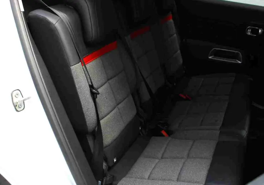 Vue intérieure côté gauche des sièges arrière gris et noirs avec bande rouge du Citroën C5 Aircross Shine blanc de 2020.