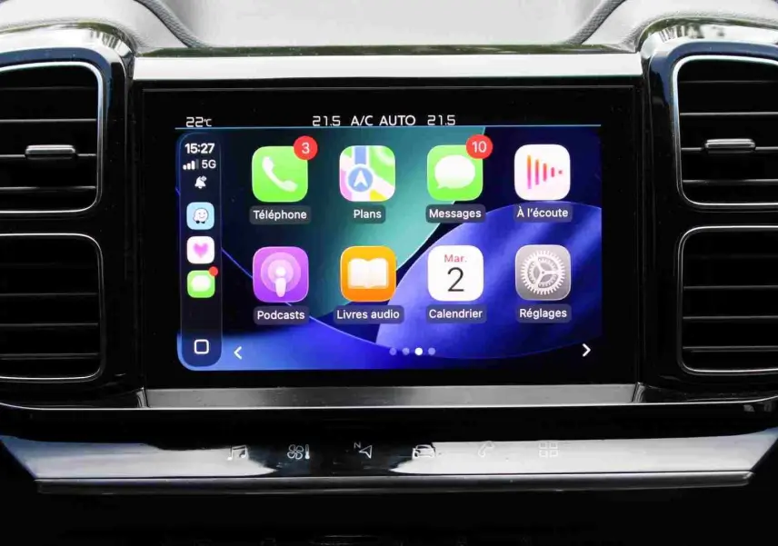 Écran tactile central du tableau de bord du Citroën C5 Aircross Shine 2020, affichant les applications connectées.
