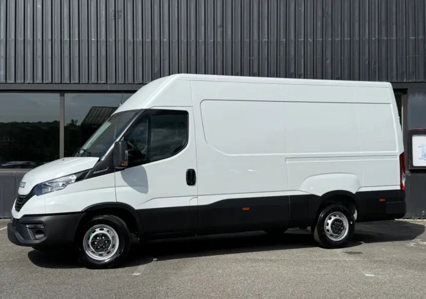 Fourgon Iveco Daily blanc vu de profil côté gauche, avec bas de caisse noir et roues acier simples.