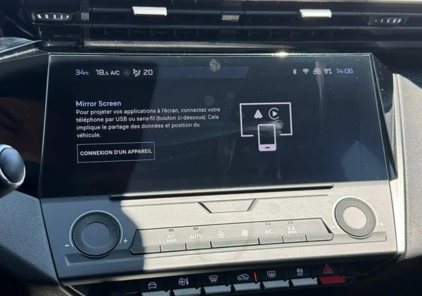 Écran tactile central de la Peugeot e-308 2025 affichant l'interface Mirror Screen en lumière naturelle.
