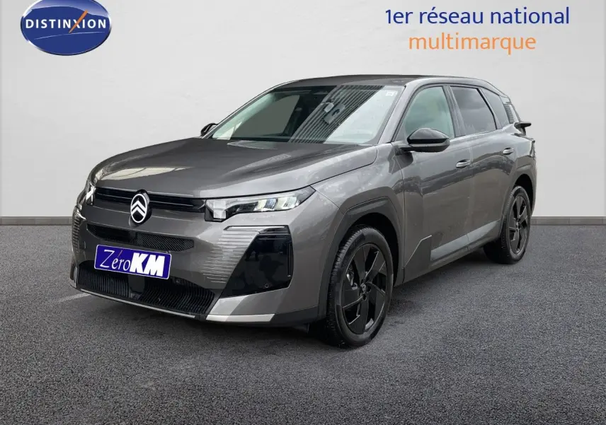 Citroën C5 Aircross Hybrid gris platinium métal en 3/4 avant droit avec jantes noires et calandre distinctive.