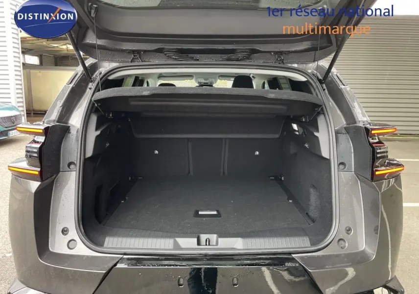 Coffre ouvert vu de l'arrière d'un Citroën C5 Aircross gris platinium métal avec feux arrière LED allumés.