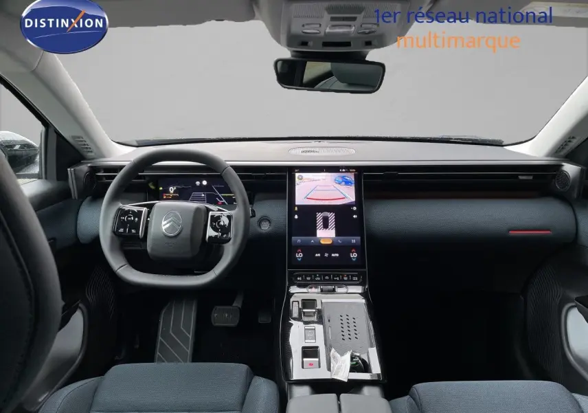 Vue intérieure avant du Citroën C5 Aircross Hybrid gris platinium, avec tableau de bord numérique et écran central tactile.