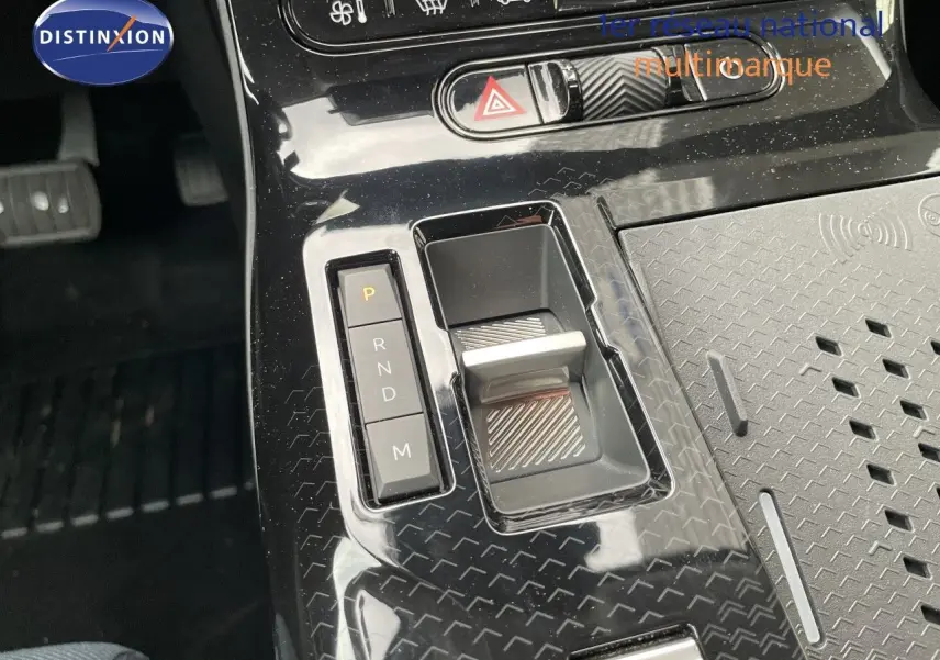 Gros plan sur la console centrale noire brillante du Citroën C5 Aircross Hybrid 2026 avec levier de boîte automatique et commandes.