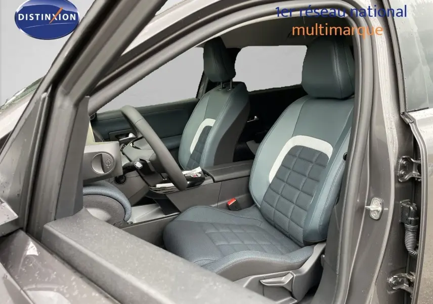 Vue intérieure côté conducteur du Citroën C5 Aircross gris platinium, mettant en valeur les sièges bi-matière et le volant.