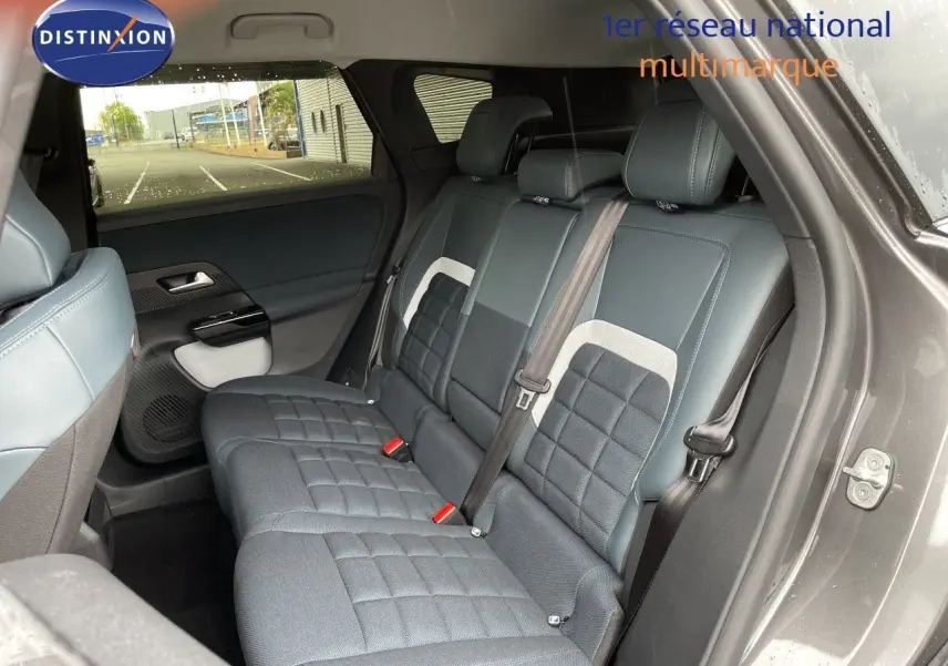 Vue intérieure côté droit des sièges arrière du Citroën C5 Aircross gris platinium, avec sellerie tissu et cuir noir.
