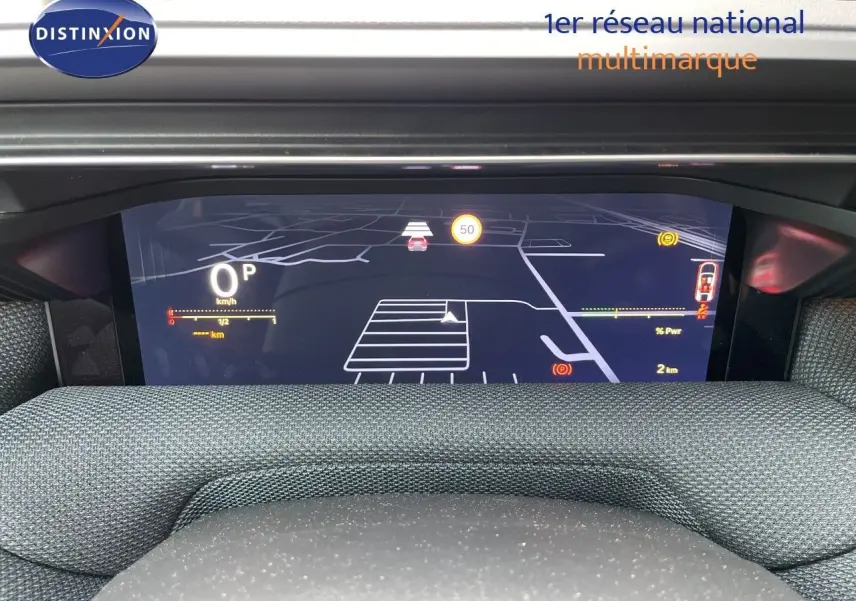 Tableau de bord numérique du Citroën C5 Aircross Hybrid 145ch, affichant la navigation et les informations de conduite.